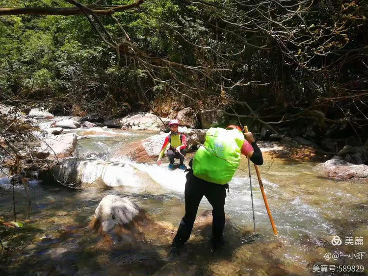 爬山涉水，寻找龙踪，我们留下了一些照片，供微友们欣赏。